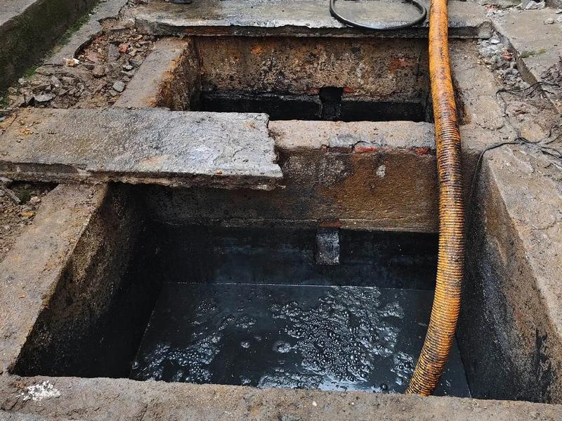 红山清理化粪池